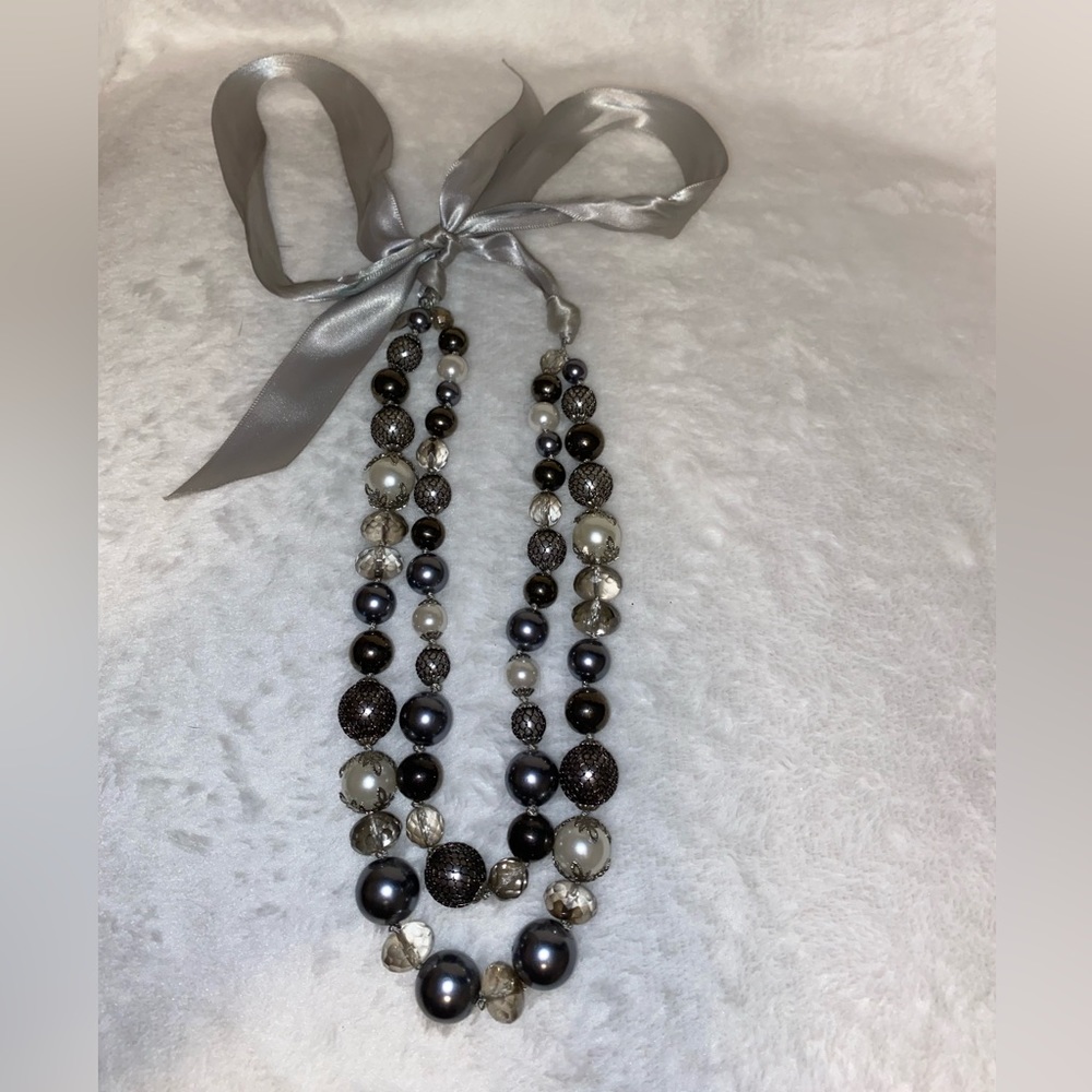 White House Black Market Black and Grey Pearl Necklace